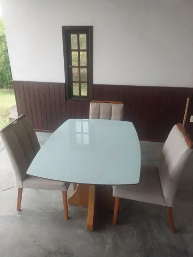 Mesa laqueada com 3 cadeiras