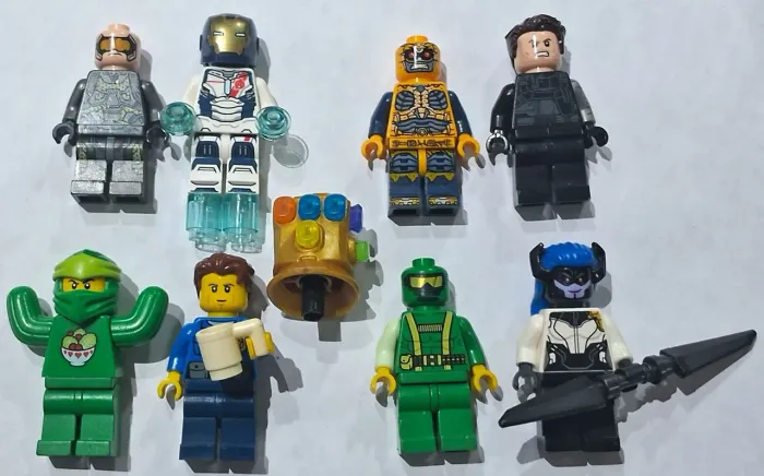 Lote LEGO 16 minifiguras e luva do infinito ORIGINAIS + peças lego de brinde.