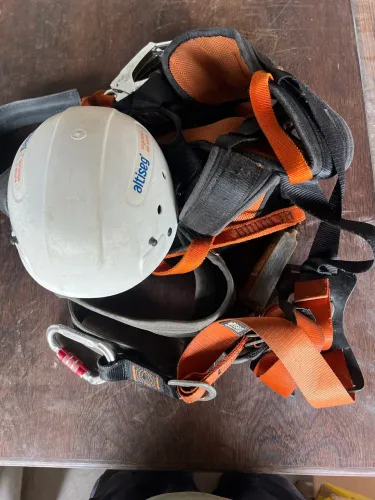 Cinto de segurança Tipo Pára-quedista com Trava-quedas, Talabarte em Y com Capacete