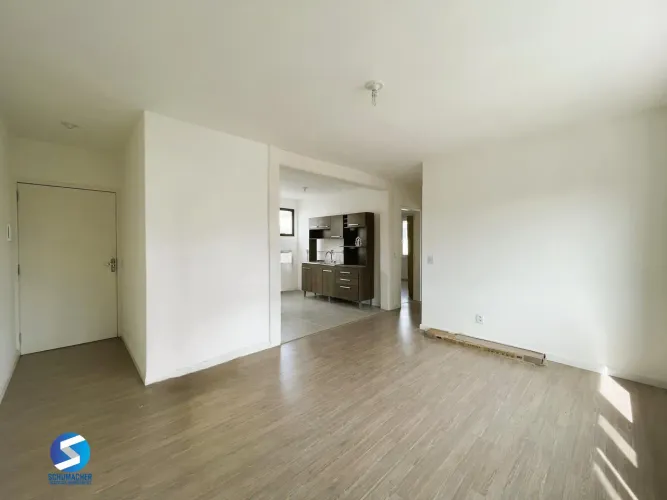 Vende apartamento 02 quartos todos reformado, ensolarado, com garagem.