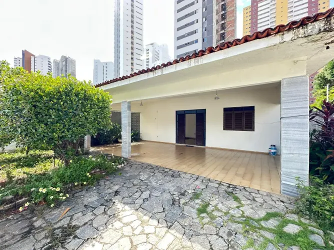 CASA COM 4 QUARTOS JARDIM LUNA/BRISAMAR