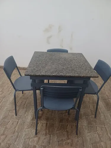 Vendo essa mesa com 4 cadeiras 
