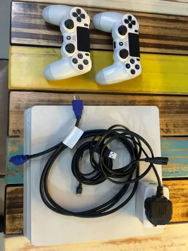PS4 Slim (Branco) dois controles e dois jogos