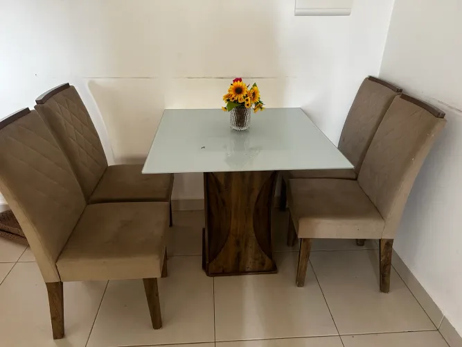 Mesa com 4 cadeiras