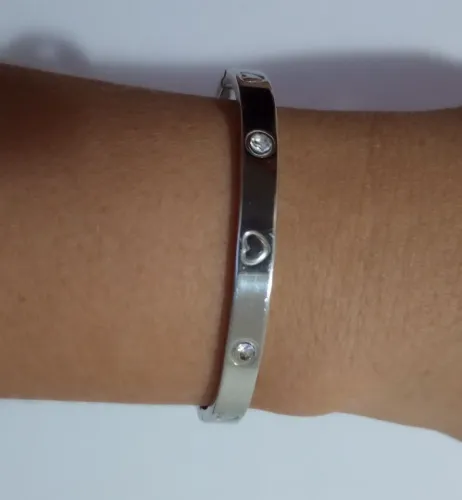Pulseira prateada de aço