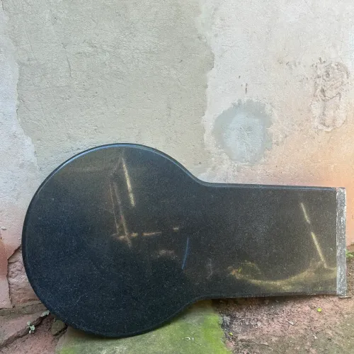 Pedra de mármore preto São Benedito
