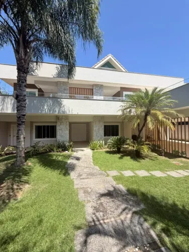 Excelente casa triplex com 7 qtos(6suítes) 862m2 de área construída no Condomínio Village