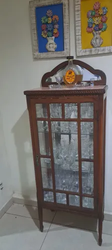 Cristaleira Luis XV em Marchetaria e Mármore Carrara Rosa em madeira maciça Art Nouveau