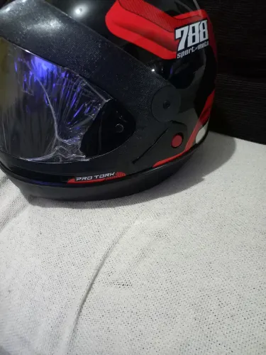 Vendo  Capacete pro tork automático tamanho  60 zero nunca usada 120,00reais