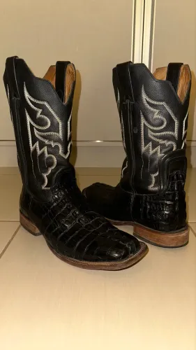 Bota goyazes couro de jacaré preta