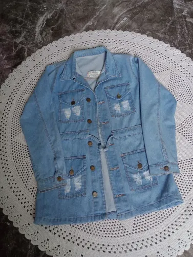 Parka jeans feminina tamanho GG uma peça coringa no guarda roupa.