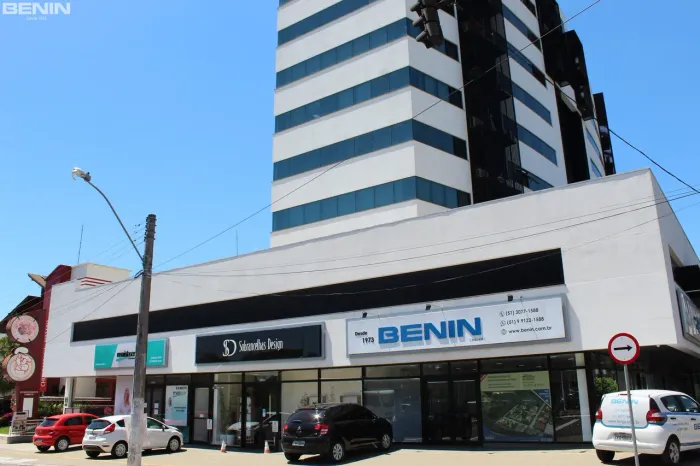 Sala comercial com 29,71 m³ de área privativa, piso porcelanato, 01 banheiro. Cond. Jardim