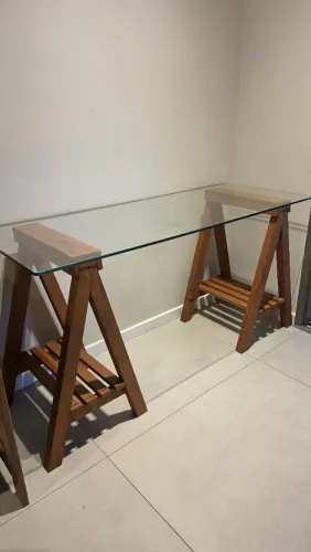 Mesa tampo de vidro e cavalete