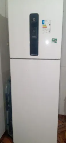 Vende se geladeira semi nova. 410L pouco tempo de uso e com garantia 