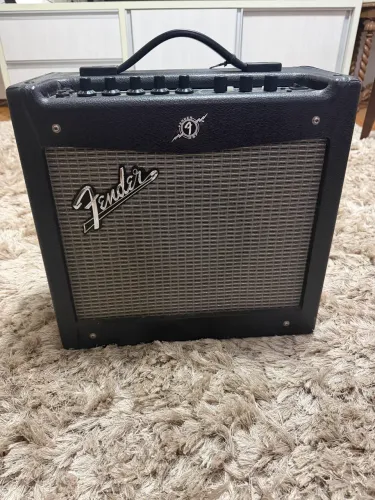 Amplificador Fender Mustang I V.2 + Estabilizador