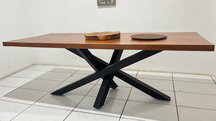 MESA DE MADEIRA MACIÇA COM BASE EM METALON
