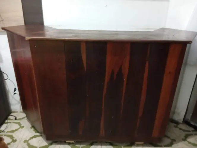 Balcão de madeira pura, pau darco legítimo, com rodanas para movimentação.