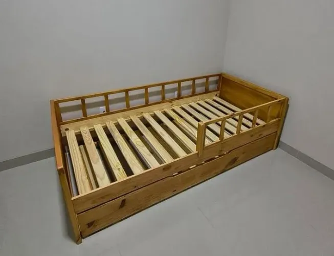 Cama de solteiro (bicama) madeira com grades de proteção