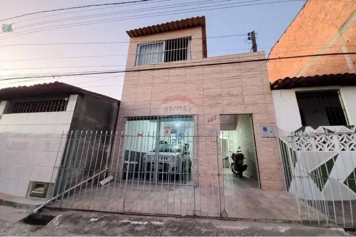 CASA COM 4 QUARTOS, NASCENTE E COM GARAGEM NO JACINTINHO
