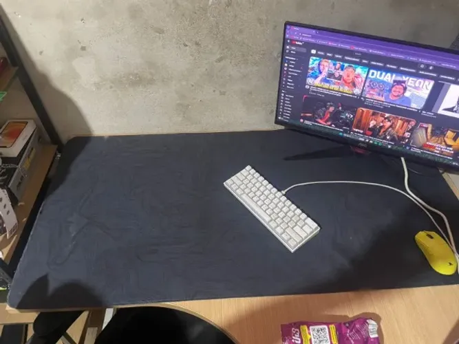 Eleve sua experiência gamer com este mousepad de design abstrato e tamanho generoso (120x6
