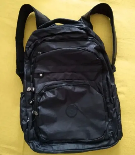Mochila preta, impermeável, grande, com alças confortáveis