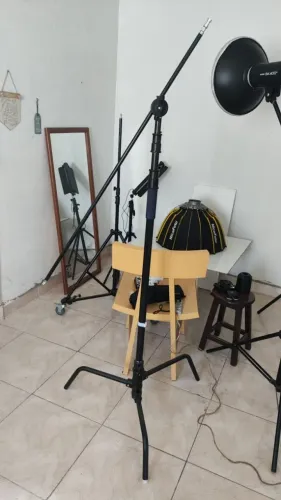 Tripé Girafa para iluminação de estudio.