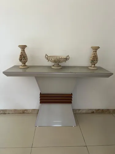 Aparador console em madeira marfim 
