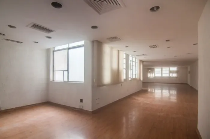 Sala à venda no Centro do Rio de Janeiro-RJ: 1 sala, 2 banheiros, 150,00 m² de área. Venha