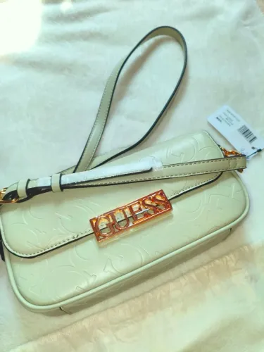 Nova bolsa verde matcha da Guess