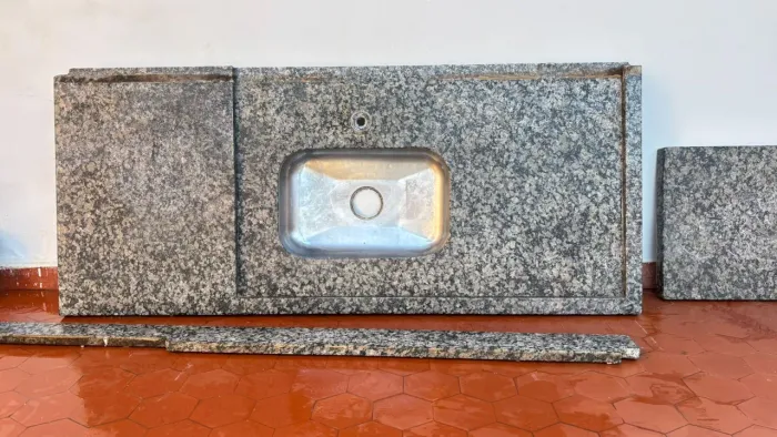Tampa de granito com cuba inox embutida - 1,45m x 62cm