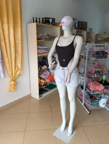 Arara com 8 cestos para loja de roupa