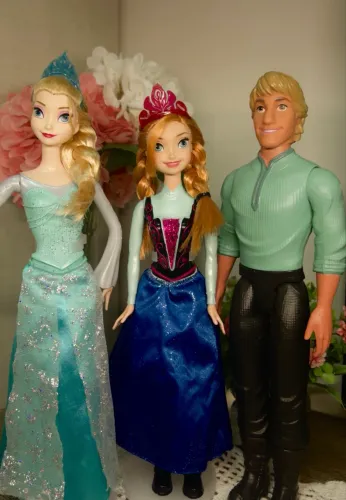 Lote de bonecos Frozen: Anna, Elsa e Kristoff 