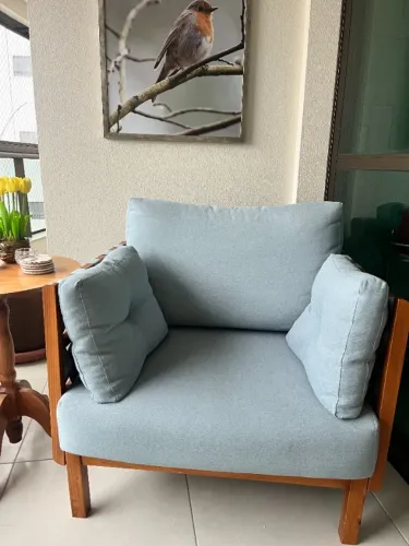 Poltrona Decorativa Luxo com Almofadas Soltas e Base Fixa de Madeira Maciça Castanho