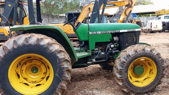 Vendo trator John  Deere 5600 2206