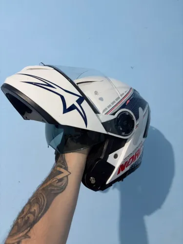 Capacete Norisk Escamoteavel EUA com óculos