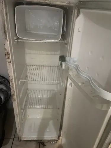 Vendo geladeira por 200$, pegando tudo!