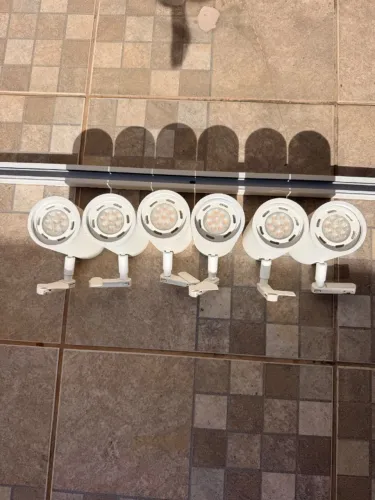 Luminária em trilho com 6 spots.
