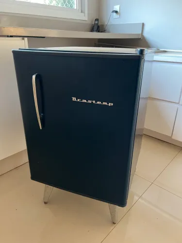 Frigobar Brastemp retrô azul petróleo 