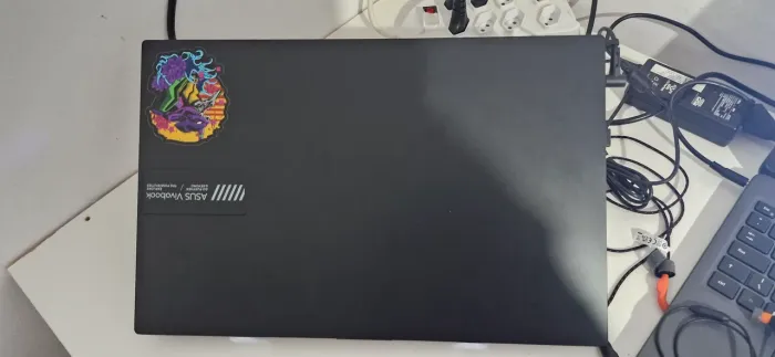 Nitebook Asus vivobook 8gb ram ryzen 5 7000