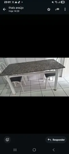 2 mesas com tampo de granito e duas cadeiras 