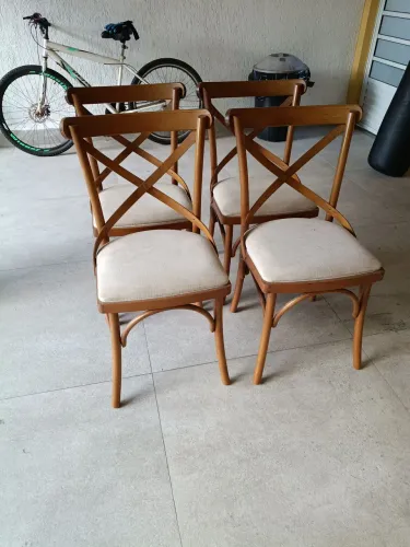 Cadeiras de madeira para sala