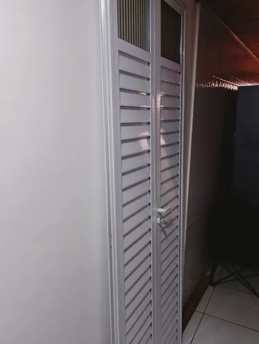 Vendem-se janela e porta, valor R$ 1.500. À vista, podemos negociar.