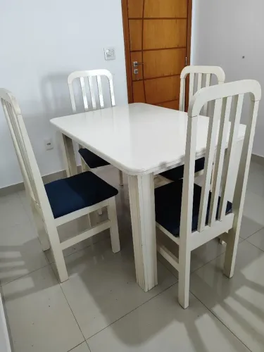Venda de mesa c/04 cadeiras de madeira 
