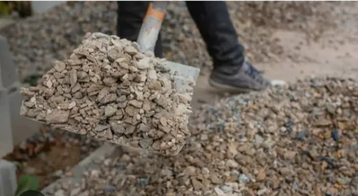 Doa-se areia e brita