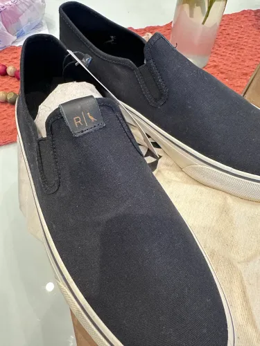 Sapato masculino da marca Reserva, modelo slip on (sem cadarço), na cor preta.