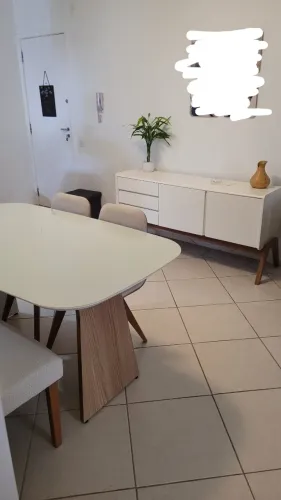 Conjuto de sala de jantar com mesa e aparador