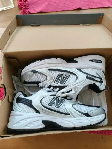 Tênis New Balance 530, modelo MR530LB, nas cores branco, preto e prata