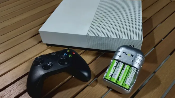 Xbox One S 820GB + Controle + Carregador e pilhas + Cabos originais