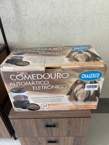 Comedouro automático chalesco para cães ou gatos