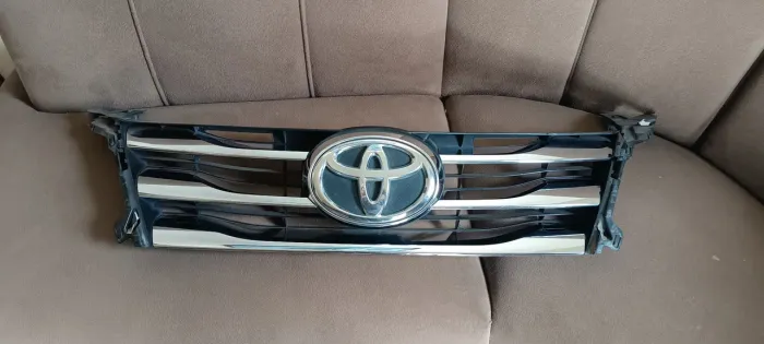 Grande frontal Toyota Hilux sw4 2016 a 2019 original com detalhes